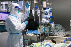 Điều trị cho bệnh nhân nhiễm virus corona tại bệnh viện ở Vũ Hán, tỉnh Hồ Bắc, Trung Quốc ngày 24/1/2020. (Nguồn: THX/TTXVN)