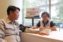 Cần thường xuyên đo kiểm tra huyết áp đúng cách để phát hiện sớm bệnh tăng huyết áp. Ảnh minh họa. (Nguồn: TTXVN)