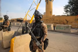 Binh sỹ Iraq đứng gác phía trước Tòa Đại sứ quán Mỹ ở Baghdad, ngày 2/1. (Nguồn: Getty Images)
