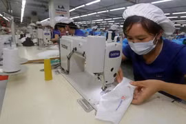 Sản xuất khẩu trang nano sử dụng nhiều lần tại TNG. (Ảnh: Trần Việt/TTXVN)