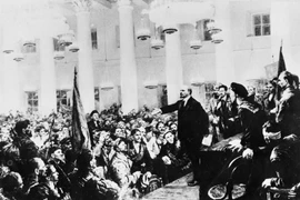 Ngay trong đêm 7/11/1917, Đại hội các Xôviết được triệu tập, thành lập Chính quyền Xôviết do V.I.Lenin đứng đầu. (Ảnh: Tư liệu/TTXVN phát)