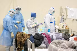 Nhân viên y tế điều trị cho bệnh nhân nhiễm virus corona chủng mới tại bệnh viện dã chiến ở Vũ Hán, tỉnh Hồ Bắc, Trung Quốc, ngày 10/2. (Nguồn: THX/ TTXVN)