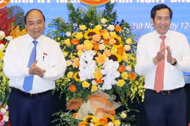 Thủ tướng Nguyễn Xuân Phúc tặng hoa chúc mừng ông Thuận Hữu, Ủy viên Trung ương Đảng, Tổng Biên tập Báo Nhân Dân, Phó Trưởng Ban Tuyên giáo Trung ương, Chủ tịch Hội Nhà báo Việt Nam. (Ảnh: Thống Nhất/TTXVN)