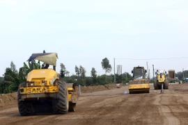 Thi công tuyến cao tốc Trung Lương-Mỹ Thuận. (Ảnh: Huy Hùng/TTXVN)