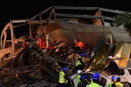 Nhân viên cứu hộ tìm kiếm các nạn nhân trong vụ sập khách sạn ở Tuyền Châu, tỉnh Phúc kiến, Trung Quốc, ngày 8/3. (Nguồn: THX/TTXVN)