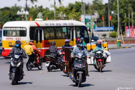Người dân thành Vinh trong nắng nóng 40 độ C. (Nguồn: Báo Nghệ An)