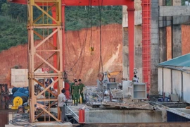 Lực lượng chức năng có mặt tại hiện trường chiều 25/5 để điều tra làm rõ vụ việc. (Ảnh: Dư Toán/TTXVN) 