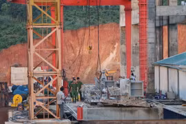 Lực lượng chức năng có mặt tại hiện trường chiều 25/5 để điều tra làm rõ vụ việc. (Ảnh: Dư Toán/TTXVN) 