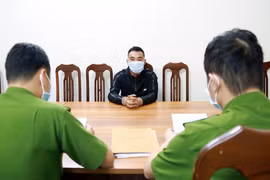 Đối tượng Đào Xuân Anh tại cơ quan Công an huyện Tiên Yên. (Ảnh: Văn Đức/TTXVN)