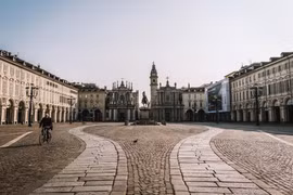 Cảnh vắng vẻ trên Quảng trường ở Turin, Italy do dịch COVID-19, ngày 4/4/2020. (Nguồn: THX/TTXVN)