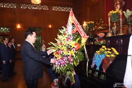 Phó Thủ tướng Vương Đình Huệ dâng hoa tưởng niệm Chủ tịch Hồ Chí Minh. (Nguồn: baonghean.vn)