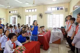 Đoàn thành niên Thông tấn xã Việt Nam hướng dẫn chơi trò chơi tìm hiểu và nhận biết một số loại hình về Fake news. (Ảnh: An Đăng/TTXVN)