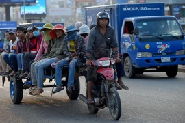 Xe chở người lao động trên một đường phố ở Phnom Penh, Campuchia, ngày 14/5/2020. (Nguồn: AFP/TTXVN)