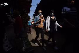 Người dân đeo khẩu trang ở một khu chợ ở Israel. (Nguồn: AP)