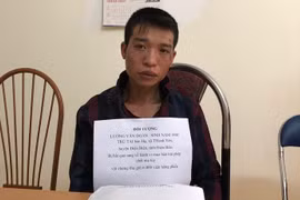 Lường Văn Đoàn cùng tang vật tại cơ quan Công an. 