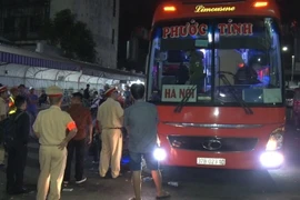 Cảnh sát giao thông Công an tỉnh Đồng Nai đã tạm giữ xe khách chở vượt 53 người so với quy định, đồng thời điều động phương tiện khách tiếp tục chở khách về quê đón Tết. (Ảnh: Sỹ Tuyên/TTXVN)