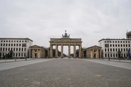 Cảnh vắng vẻ tại Cổng Brandenburg ở Berlin, Đức ngày 20/3/2020, trong bối cảnh dịch COVID-19 lan rộng. (Nguồn: THX/ TTXVN)