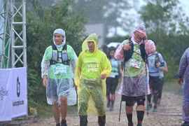 Các vận động viên tham gia giải Dalat Ultra Trail 2020 dưới mưa. (Nguồn: BTC)