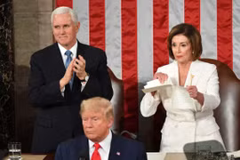 Hình ảnh bà Chủ tịch Hạ viện Mỹ Pelosi xé bản sao bài phát biểu của Tổng thống Trump. (Nguồn: CNBC)