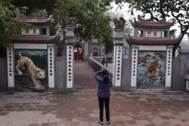 Di tích đền Ngọc Sơn (Hà Nội) đóng cửa. (Ảnh: Anh Tuấn/TTXVN)