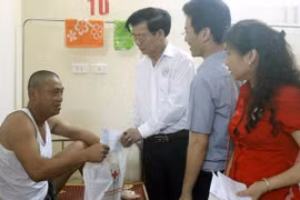 Hội Chữ thập đỏ Hà Tĩnh thăm hỏi, tặng quà lao động nước ngoài đang điều trị tại Bệnh viện Đa khoa Hà Tĩnh. (Ảnh: Quân Hương/TTXVN)