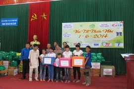 Trung tâm phát triển Truyền thông TTXVN tặng quà người khó khăn