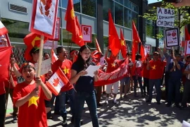 Người Việt tại Canada biểu tình phản đối Trung Quốc