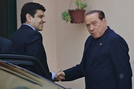 Ông Berlusconi tới trại dưỡng lão. (Nguồn: AFP/TTXVN)