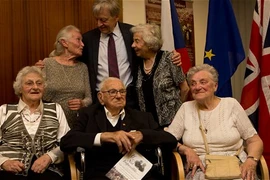 Cụ Nicolas Winton cùng một vài người đã được mình cứu mạng. (Nguồn: telegraph.co.uk)