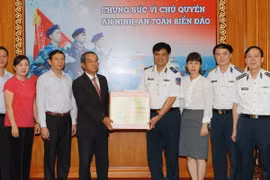 Chủ tịch nước tặng quà, động viên Cảnh sát biển và Kiểm ngư Việt Nam