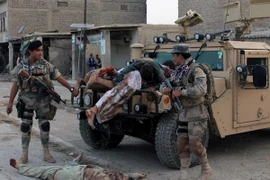 Xác các phiến quân Taliban bên ngoài trụ sở cảnh sát biên phòng ở Kandahar ngày 15/5. (Nguồn: AFP/TTXVN)