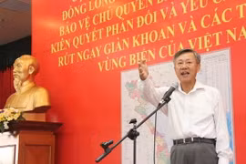 Người Việt tại Lào phản đối việc xâm phạm vùng biển Việt Nam
