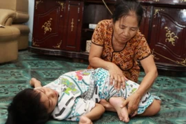 Chăm sóc cho nạn nhân chất độc da cam. (Ảnh: Nguyễn Thủy/TTXVN)