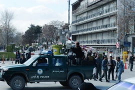 Cảnh sát Afghanistan triển khai tại khu vực xảy ra vụ đánh bom vào Bộ Nội Vụ. (Nguồn: AFP/TTXVN)