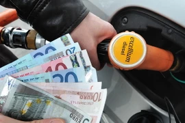 Lần đầu tiên trong hơn một năm, giá dầu tụt xuống dưới 90 USD/thùng