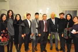 Các nhà thiết kế thời trang Việt Nam và Italy. (Ảnh: Phạm Thành-TTXVN)