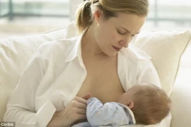 Italy bắt giữ 12 bác sỹ vì khuyến khích nuôi con bằng sữa bột