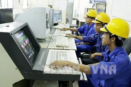 Công nhân làm việc tại công ty Mía đường Tây Ninh (Nguồn: TTXVN)