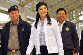 Thủ tướng Thái Lan Yingluck Shinawatra (giữa). (Nguồn: AFP-TTXVN)