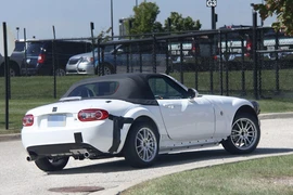 Mazda chỉ sản xuất 100 chiếc MX-5 Miata đời 2015 