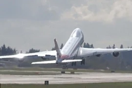 Boeing 747-8 “vẫy cánh” chào sân bay trong lần đầu tiên cất cánh