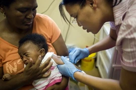 Tiêm phòng bệnh lao cho trẻ. (Nguồn:AFP/TTXVN)