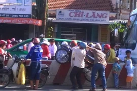 Tắc đường 20 km tại Bình Dương do du khách đổ về Đại Nam