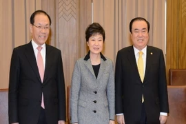 Tổng thống Park Geun-hye (giữa). (Nguồn:Yonhap-TTXVN)