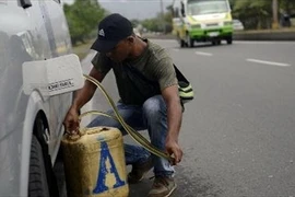 Venezuela phải đóng cửa biên giới với Colombia nhằm ngăn chặn nạn buôn lậu xăng. (Nguồn: www.rawstory.com)