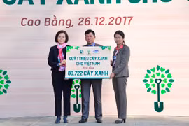 Bà Bùi Thị Hương – Giám đốc điều hành Vinamilk trao bảng tượng trưng số cây xanh được trồng tại Cao Bằng cho đại diện Ban quản lý Khu di tích và đại diện lãnh đạo xã Trường Hà