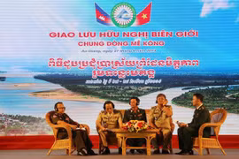 Đại diện lãnh đạo lực lượng bảo vệ biên giới và cửa khẩu Campuchia và Việt Nam giao lưu tại buổi tọa đàm. (Ảnh: Công Mạo/TTXVN)