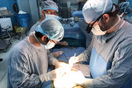 Các bác sỹ Bệnh viện Nhi đồng 2 thực hiện ca phẫu thuật ghép gan cho em bé 16 tháng tuổi. (Ảnh: TTXVN phát)