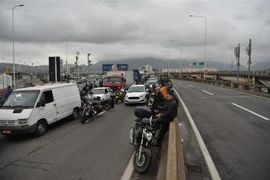 Tuyến đường xảy ra vụ bắt cóc xe buýt tại Rio de Janeiro, Brazil, bị phong tỏa ngày 20/8/2019. (Ảnh: AFP/ TTXVN)