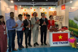 Đại sứ Việt Nam tại Ấn Độ Phạm Sanh Châu và đại diện ban tổ chức trong lễ khai trương gian hàng Việt Nam. (Ảnh: Huy Lê/Vietnam+)